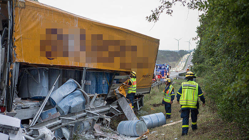 Die A9 ist ein einziges Schlachtfeld: Unzählige Bierdosen liegen nach dem Unfall auf der Fahrbahn verteilt. Beide Lkw-Fahrer kamen mit schwersten Verletzungen ins Krankenhaus.