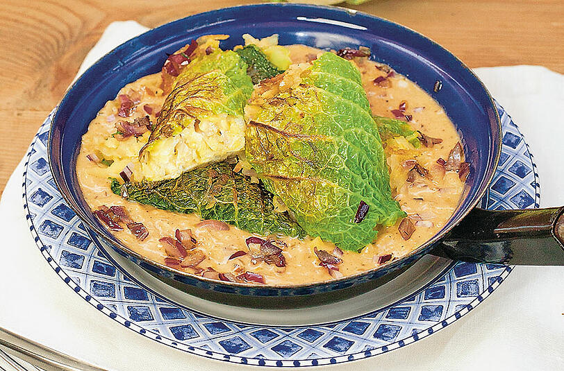 Wirsingrollen in Biersauce: Ein Rezept aus dem Buch "Bayerisch Veggie".