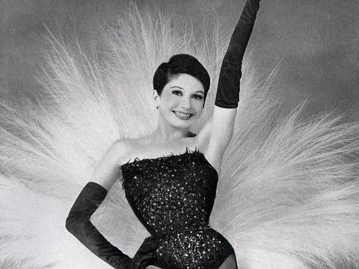 Zizi Jeanmaire posiert in ihrem Bühnenkostüm (1961).