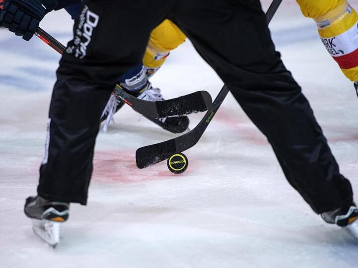 Ein Eishockey-Spiel. Foto: Bernd Thissen/dpa/Symbolbild