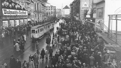 Weihnachts-Verkauf! Die von Behelfsbauten gesäumte Neuhauser Straße mit dem Karstadt Oberpollinger im adventlichen Trubel.