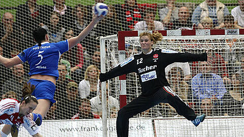 Togliattis Ludmilla Postnova trifft gegen Club-Torfrau Marianna Gubova.