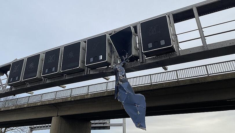 Ein Statiker prüfte die Brücke auf ihre Sicherheit. Ein Statiker prüfte die Brücke auf ihre Sicherheit.