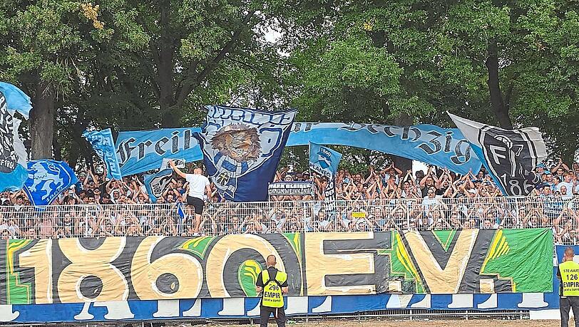 Freiheit für Sechzig, garniert mit zwei Toren: die Fans feiern den Neustart der e.V.-Löwen in Schweinfurt. Freiheit für Sechzig, garniert mit zwei Toren: die Fans feiern den Neustart der e.V.-Löwen in Schweinfurt.