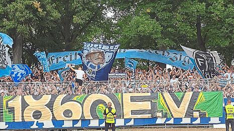 Freiheit f&uuml;r Sechzig, garniert mit zwei Toren: die Fans feiern den Neustart der e.V.-L&ouml;wen in Schweinfurt.