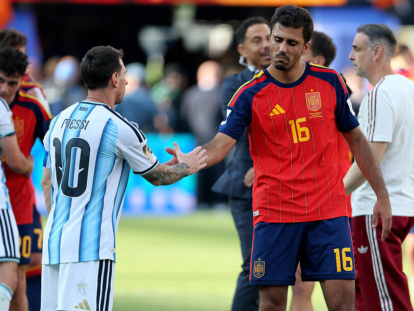 Auch Lionel Messi (l.) und Rodri werden Chancen eingeräumt. Auch Lionel Messi (l.) und Rodri werden Chancen eingeräumt.