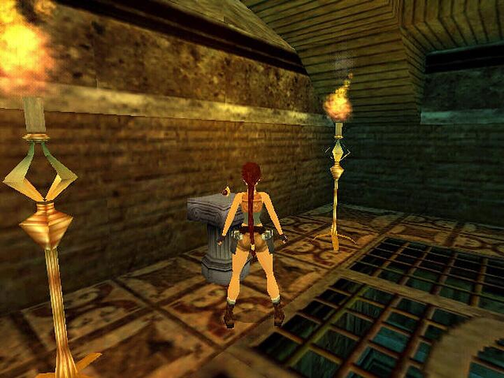 Der vermeintliche Tod der ber&uuml;hmten Arch&auml;ologin motiviert ihre Freunde, sich Geschichten &uuml;ber Laras Abenteuer zu erz&auml;hlen - und alle vier Episoden aus ihrem Leben wollen 2000 nachgespielt werden. PC-Zocker freuen sich au&szlig;erdem &uuml;ber selbstgemachte Storys - der beiliegende Level-Editor macht's m&ouml;glich.