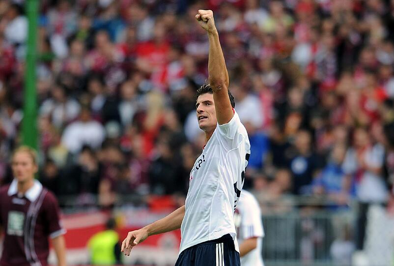 Der Mann des Tages: Mario Gomez: Mit einem Dreierpack sorgte er für einen klaren 3:0-Sieg des FC bayern beim 1. FC Kaiserslautern. Die besten Bilder des Spiels und des Dreifach-Torschützen