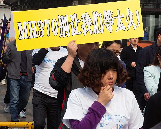 Tumultartige Szenen vor der malaysischen Botschaft in Peking. Die Angehörigen der Opfer von Flug MH370 demonstrieren für eine schnell Aufklärung der Unglücksumstände.