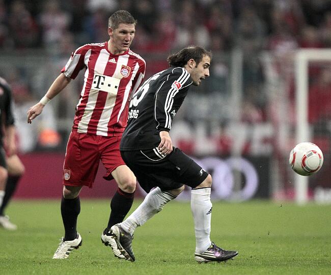 Der große Aufreger beim FC Bayern in der Saison 2011/12: Der Nürnberger Spieler Javier Pinola verliert bei der 0:3 Niederlage gegen den FC Bayern die Nerven und bespuckt Bayerns Mittelfeld-Star Bastian Schweinsteiger. Zunächst leugnet er die Tat. Als die TV-Bilder die Spuck-Attacke aber eindeutig zeigen, entschuldigt er sich reumütig.