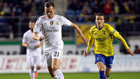 Um ihn geht es: Der Russe Denis Cheryshev (l.).