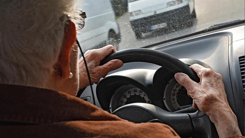 Eine 84-Jährige am Steuer ihres Kleinwagens. Senioren, die Auto fahren möchten, müssen nach dem Willen von Verkehrsjuristen künftig regelmäßig zum Medizin-Test.