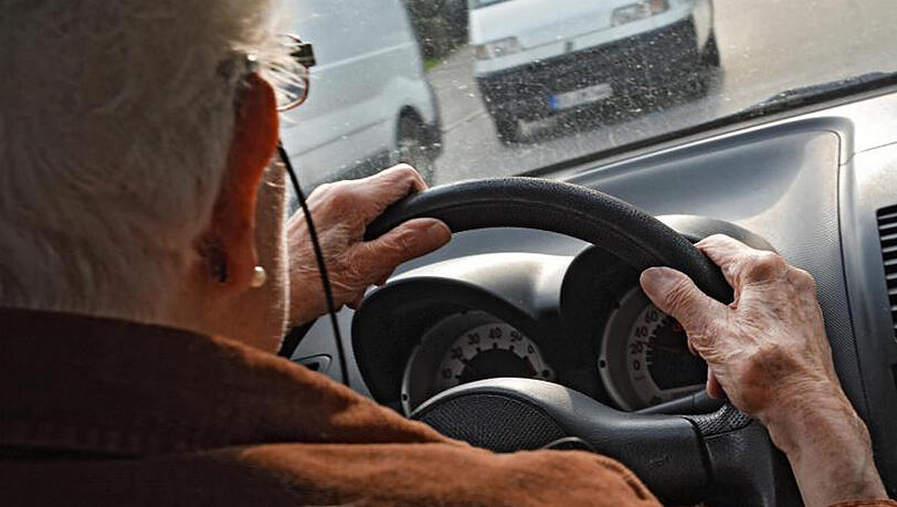 Die Seniorin wurde nicht verletzt, und auch ihrer Unfallgegnerin geht's gut. (Symbolbild)