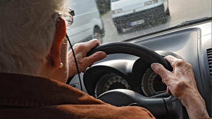Versehentlich hat die  Seniorin nach dem Häuserl noch einen Passanten angefahren. (Symbolbild)