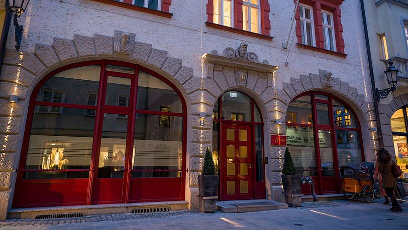 Alfons Schuhbeck (70) ist vorerst kein Sternekoch mehr. Mit der Schließung seines Münchner Gourmet-Restaurants "Alfons" hat er seinen Stern verloren. Alfons Schuhbeck (70) ist vorerst kein Sternekoch mehr. Mit der Schließung seines Münchner Gourmet-Restaurants "Alfons" hat er seinen Stern verloren.