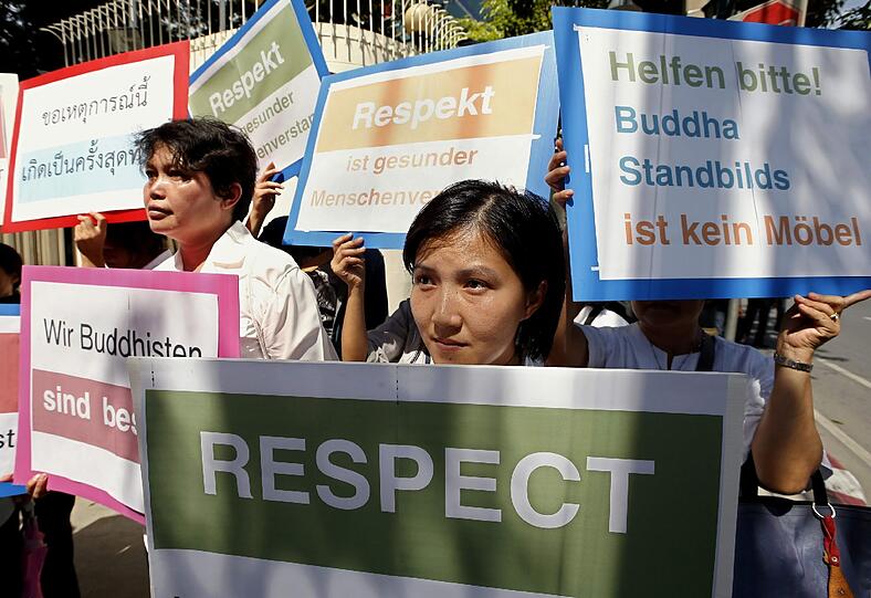 Proteste in Bangkok: Thailändische Buddhisten demonstrieren vor der deutschen Botschaft in Bangkok.