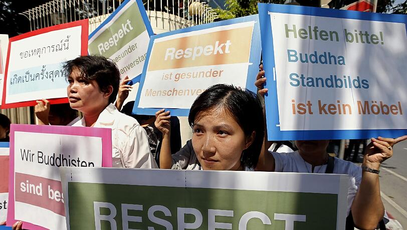 Proteste in Bangkok: Thailändische Buddhisten demonstrieren vor der deutschen Botschaft in Bangkok.