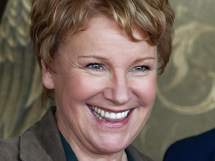Mariele Millowitsch arbeitet und erholt sich im Garten.