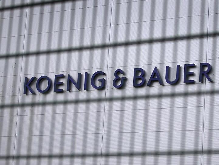 Das Logo des Druckmaschinenherstellers Koenig & Bauer am Hauptsitz des Konzerns. Foto: Karl-Josef Hildenbrand/dpa/Symbolbild