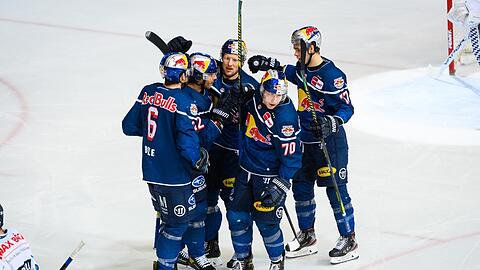 Siegerjubel: Der EHC schlägt Straubing mit 6:3.