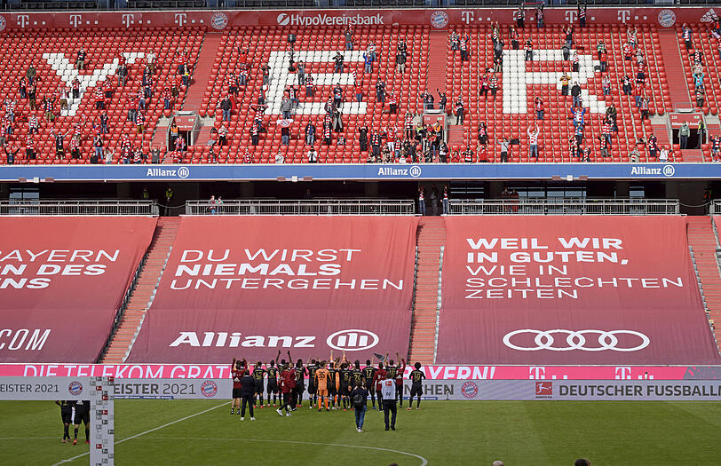 Ein Bild, das es in der Allianz Arena lange nicht mehr gab. Die 250 zugelassenen Bayern-Fans feiern  mit der Mannschaft den Titel.