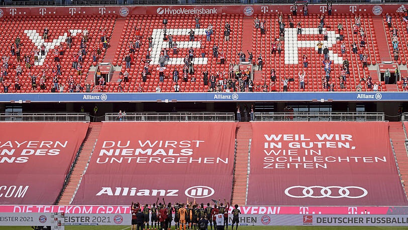Die 250 zugelassenen Bayern-Fans feiern mit der Mannschaft den Titel.