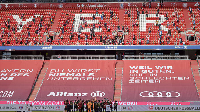 Die 250 zugelassenen Bayern-Fans feiern mit der Mannschaft den Titel.