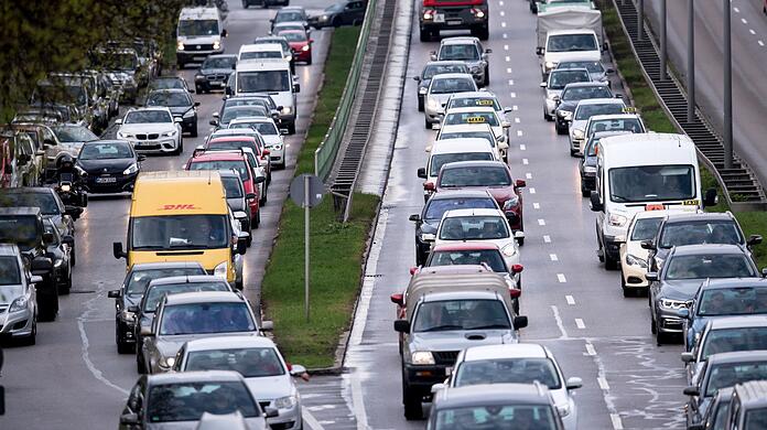 Dichter Verkehr schiebt über den Mittleren Ring.