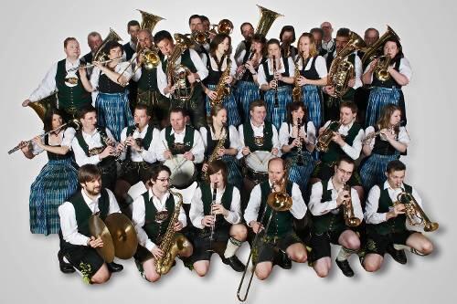 Bianca Gammel (mittlere Reihe, ganz links) spielt Querflöte in der &bdquo;Blaskapelle Feldmoching&ldquo;.