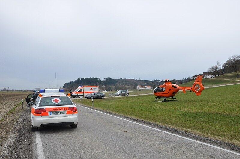 Die Bilder vom tragischen Unfall im Landkreis Mühldorf. Das 7-jährige Mädchen wurde von dem VW angefahren. Ein Rettungshubschrauber brachte die Schülerin ins Krankenhaus.