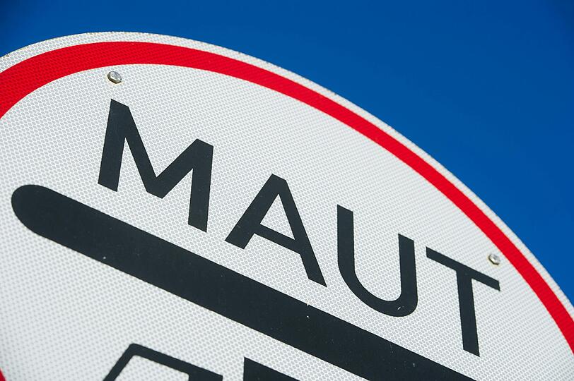Union und SPD haben sich in ihren Koalitionsverhandlungen zwar darauf verständigt, 2014 ein Gesetz zur Pkw-Maut zu verabschieden, dies aber unter Vorbehalt gestellt: Es müsse sicher gestellt werden, dass die Abgabe nur ausländische Autofahrer belastet und mit dem Europarecht vereinbar ist. Foto: Stefan Sauer