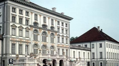 München im Mai 1974: Vor dem Schloss Nymphenburg sind 30 gelbe Käfer für die Testfahrten geparkt.