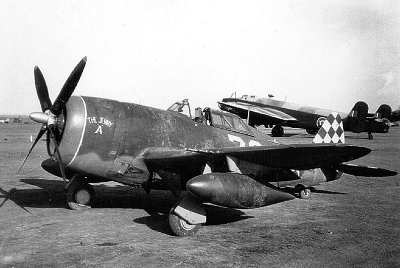 Ein US-amerikanisches Jagdflugzeug vom Typ P-47 Thunderbolt. An seinen Tragflächen wurden Zusatztanks installiert, um die Reichweite zu erhöhen.