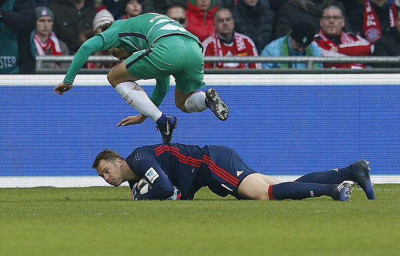 MANUEL NEUER: NOTE 3. Auf dem Posten bei Gnabrys Flachschüssen (28./48), packte stets sicher zu. Bei Kruses Anschlusstreffer war der Nationaltorhüter ohne Chance, da wurden die Fehler vor ihm in der Viererkette gemacht. Dürfte ihn ärgern, dass er 2017 noch kein Zu-Null geschafft hat.