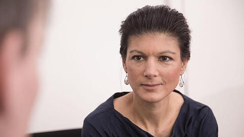 Wagenknecht wirft den Sozialdemokraten vor, weiter auf Privatisierung zu setzen - zum Beispiel bei Rente und Autobahn.