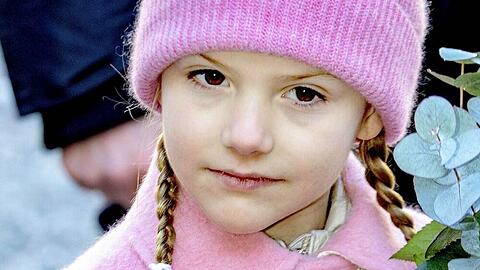 Prinzessin Estelle lässt sich von ihrem gebrochenen Bein nicht den Spaß verderben.