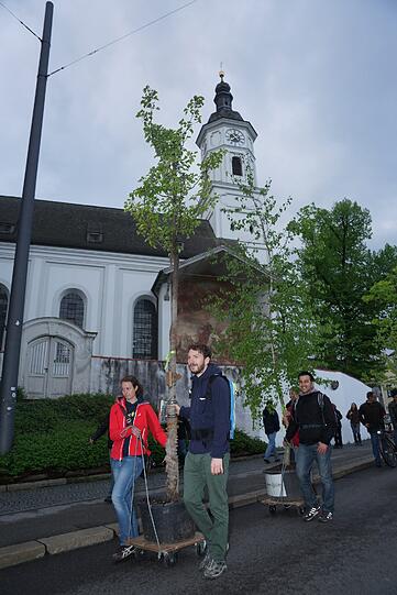 ... auf Rollen und Brettern zunächst durchs Viertel gekarrt. Viele Münchner hatten sich dem Zug durch Sendling am Freitag angeschlossen.