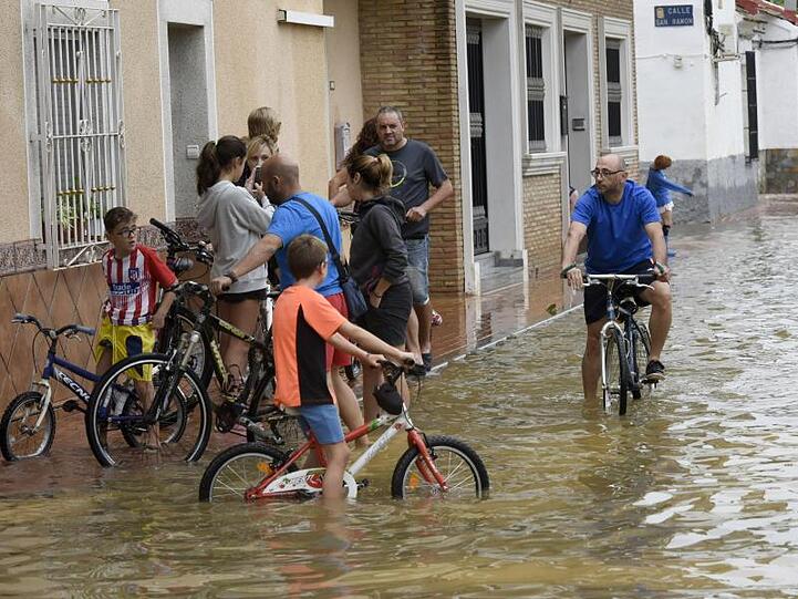 Die Mittelmeerküste Spaniens ist von den schwersten Herbstunwettern der vergangenen drei Jahrzehnte getroffen worden.