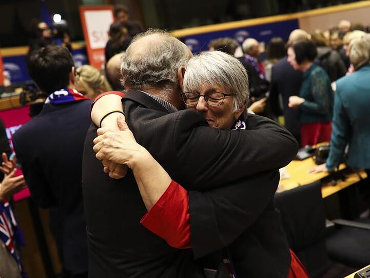 Abschied: Die britische Europaabgeordnete Julie Ward (r.) vor der Abstimmung über den Austritt Großbritanniens aus der EU.