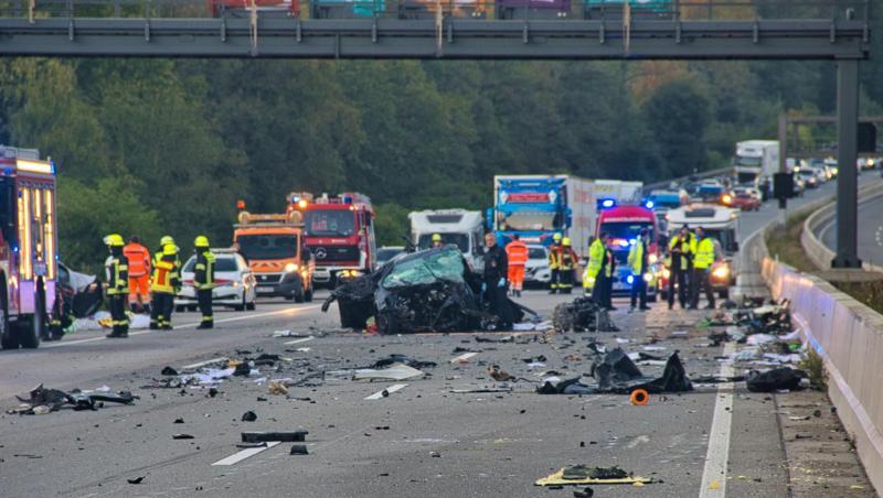 Zerstörte Autos und weit verteilte Trümmer. Zerstörte Autos und weit verteilte Trümmer.