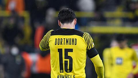 Dortmunds Mats Hummels in der Halbzeit auf dem Weg in die Kabine.