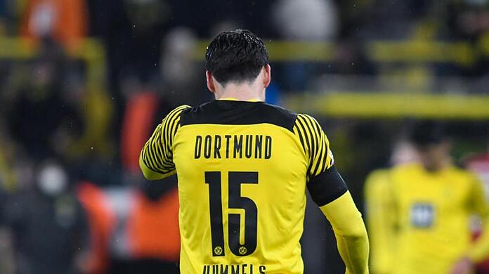 Dortmunds Mats Hummels in der Halbzeit auf dem Weg in die Kabine.