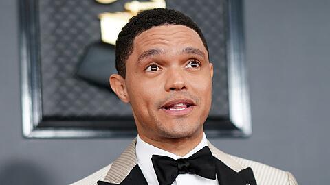Der Moderator Trevor Noah wird im April durch die Grammy-Gala führen.