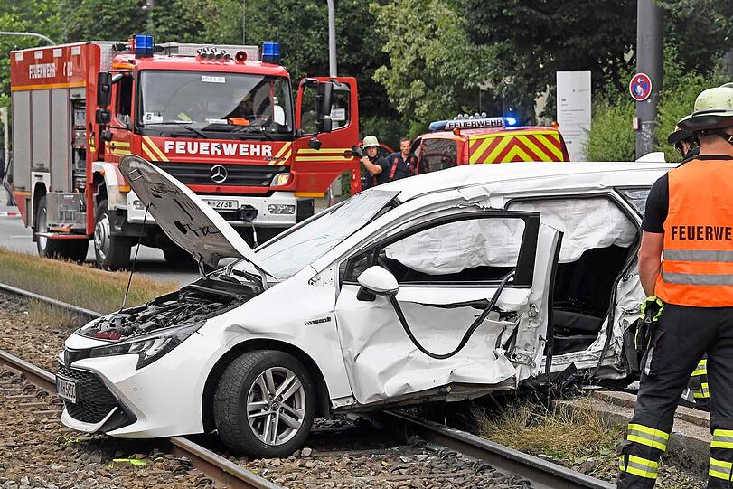 Der Toyota wurde erheblich beschädigt, der Fahrer verletzt.