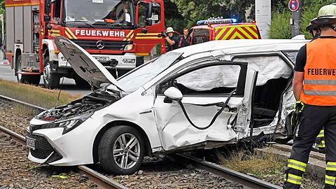 Der Toyota wurde erheblich beschädigt, der Fahrer verletzt.