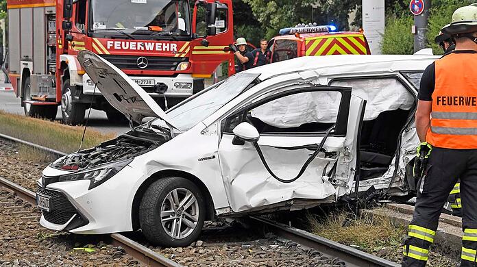 Der Toyota wurde erheblich beschädigt, der Fahrer verletzt.