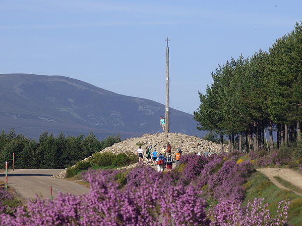Ein sehr bedeutsamer Ort auf dem Camino Francés: das Cruz de Ferro zwischen Astorga und Ponferrada. Aktuell ist dieser Abschnitt wegen der Waldbrände für Pilger gesperrt.