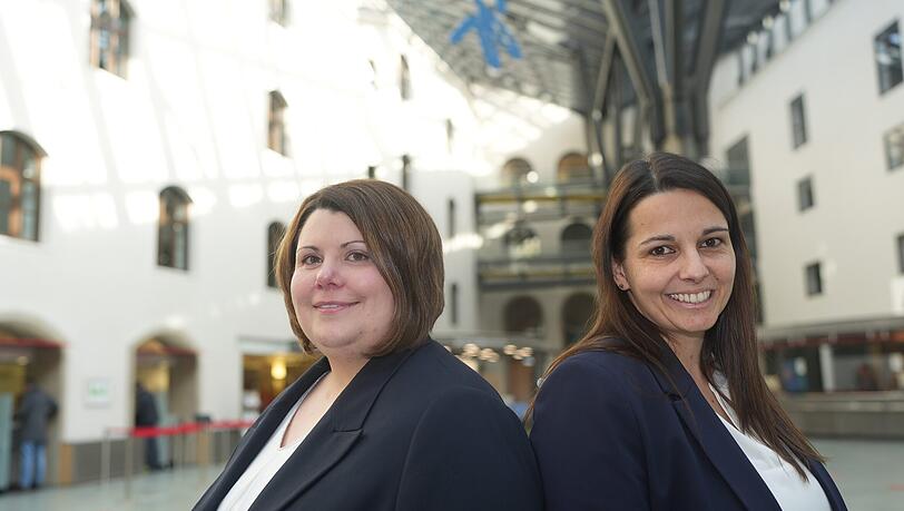 Sabine Naumenko (l.) und Regina Beez haben ihr komplettes Berufsleben bei der Stadtsparkasse verbracht. Das Unternehmen scheint ein beliebter Arbeitgeber zu sein, das zeigen auch die Bewerberzahlen. Denn das h&ouml;rt man regelm&auml;&szlig;ig von dortigen Mitarbeitern.
