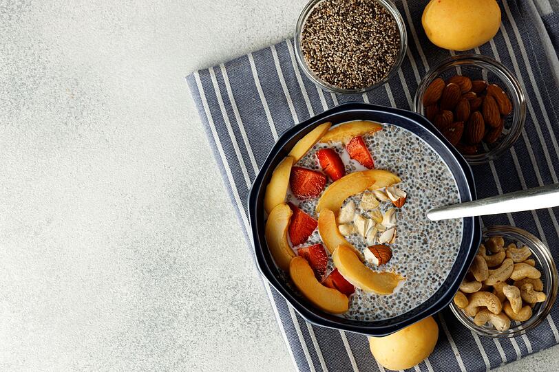 Entweder mit Kuhmilch oder auch in der veganen Variante lässt sich Chia-Pudding ganz einfach am Vorabend zubereiten. Dafür zwei Esslöffel Chiasamen mit etwa 120 Milliliter Wasser, Hafer- oder Nussdrink verrühren, nach Belieben mit Ahornsirup, Vanille-Extrakt oder Kakaonibs verfeinern. Morgens den Pudding zusätzlich mit Beeren, Apfelscheiben, Banane oder Mandelsplittern servieren. Entweder mit Kuhmilch oder auch in der veganen Variante lässt sich Chia-Pudding ganz einfach am Vorabend zubereiten. Dafür zwei Esslöffel Chiasamen mit etwa 120 Milliliter Wasser, Hafer- oder Nussdrink verrühren, nach Belieben mit Ahornsirup, Vanille-Extrakt oder Kakaonibs verfeinern. Morgens den Pudding zusätzlich mit Beeren, Apfelscheiben, Banane oder Mandelsplittern servieren.