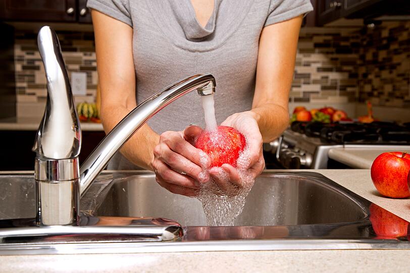Kochen Sie nur frisches, makelloses Obst und Gemüse ein und waschen sie alles vorher gut ab. Zerquetschte Beeren kommen besser direkt in einen Kuchen oder Smoothie als ins Einweckglas. Druckstellen sollten Sie großflächig herausschneiden. Benutzen Sie hierfür auch saubere Messer und Brettchen und arbeiten Sie grundsätzlich nur mit gründlich gereinigten Küchenwerkzeugen weiter. Kochen Sie nur frisches, makelloses Obst und Gemüse ein und waschen sie alles vorher gut ab. Zerquetschte Beeren kommen besser direkt in einen Kuchen oder Smoothie als ins Einweckglas. Druckstellen sollten Sie großflächig herausschneiden. Benutzen Sie hierfür auch saubere Messer und Brettchen und arbeiten Sie grundsätzlich nur mit gründlich gereinigten Küchenwerkzeugen weiter.